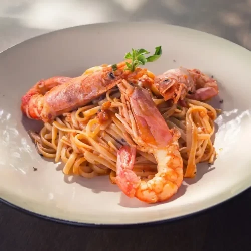 Piatto di linguine ai frutti di mare con gamberi e scampi.