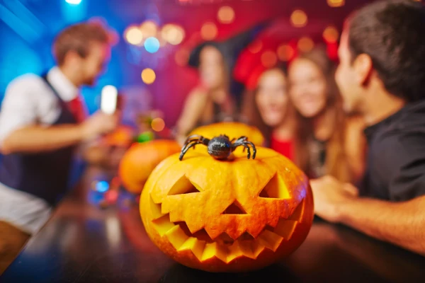 Jack-o'-lantern con ragno giocattolo su di esso in una festa di Halloween.